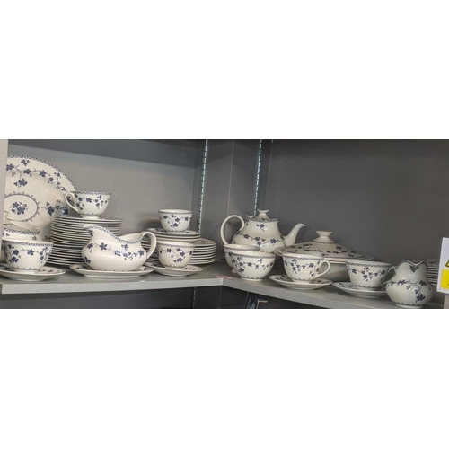 509 - A Royal Doulton York town part dinner/tea service to include a tea pot, sauce boats and others
Locat... 