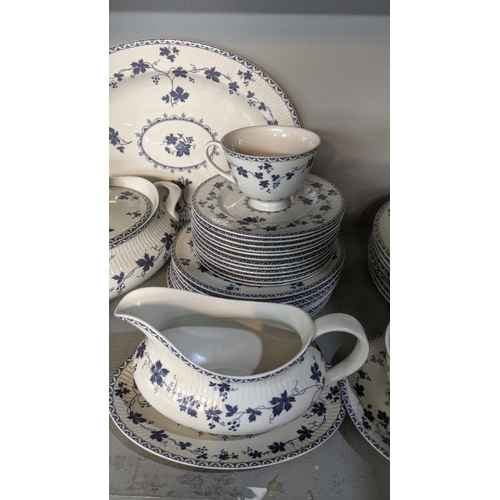 509 - A Royal Doulton York town part dinner/tea service to include a tea pot, sauce boats and others
Locat... 