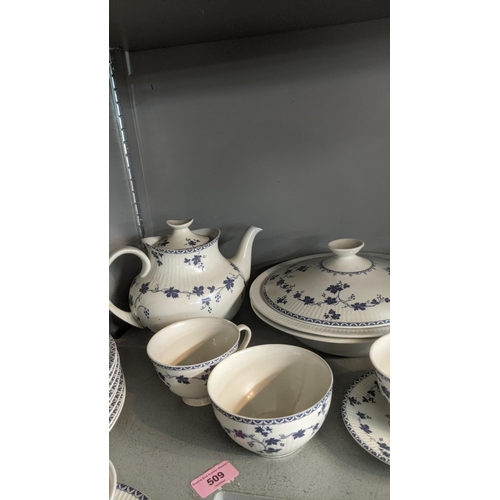 509 - A Royal Doulton York town part dinner/tea service to include a tea pot, sauce boats and others
Locat... 