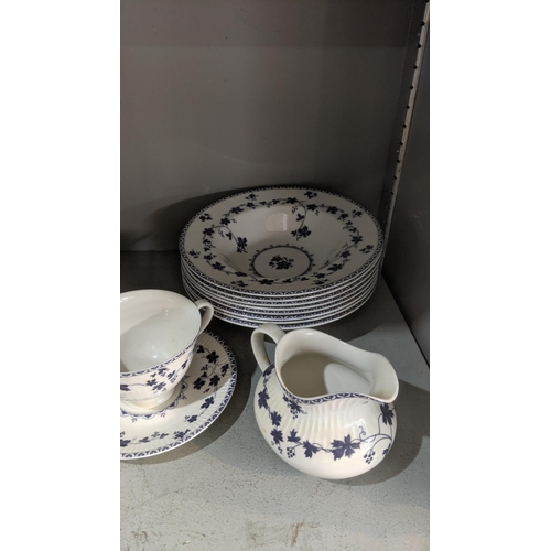 509 - A Royal Doulton York town part dinner/tea service to include a tea pot, sauce boats and others
Locat... 