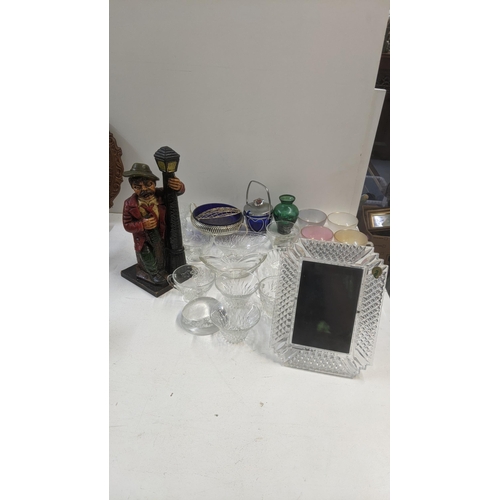 514 - A mixed lot of glassware to include a Watford Crystal picture frame, and others Location:LAF
If ther... 