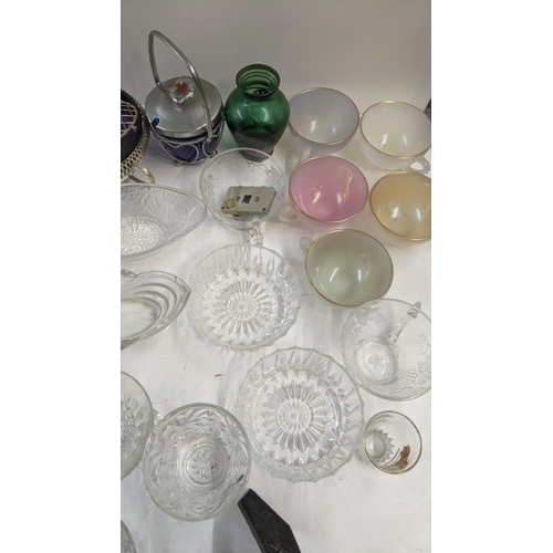 514 - A mixed lot of glassware to include a Watford Crystal picture frame, and others Location:LAF
If ther... 