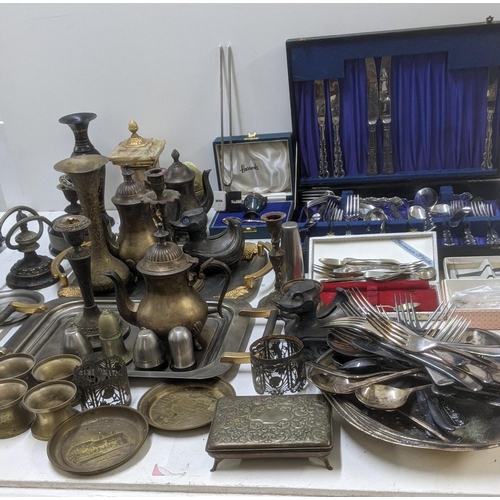 517 - A quantity of metalware to include silver plate and brass and other examples to include cutlery and ... 