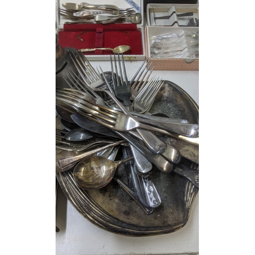 517 - A quantity of metalware to include silver plate and brass and other examples to include cutlery and ... 