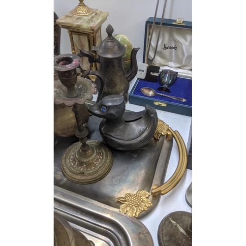 517 - A quantity of metalware to include silver plate and brass and other examples to include cutlery and ... 