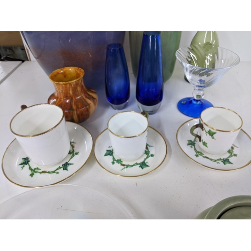 556 - A mixed lot of ceramics and glassware to include three Minton ivy cups and saucers, two Murano vases... 