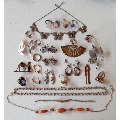 40 - Vintage silver and white metal jewellery to include brooches together with vintage dress rings and c... 