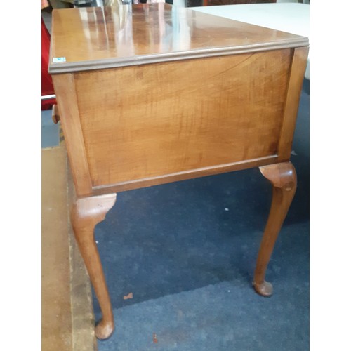 246 - A walnut side/dressing table having three drawers and four cabriole legs, 77cm h x 112cm w x 51cm d
... 