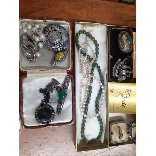 44 - A small quantity of vintage costume jewellery to include a Cariboo jade necklace, a string of jade e... 