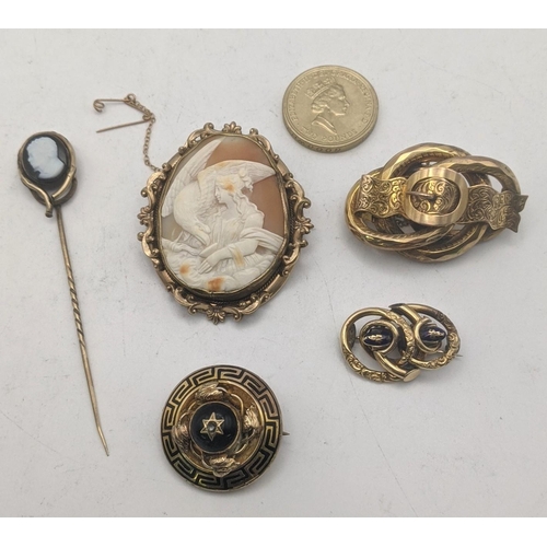 62 - A group of Victorian brooches to include a detective example fashioned as a belt and others together... 