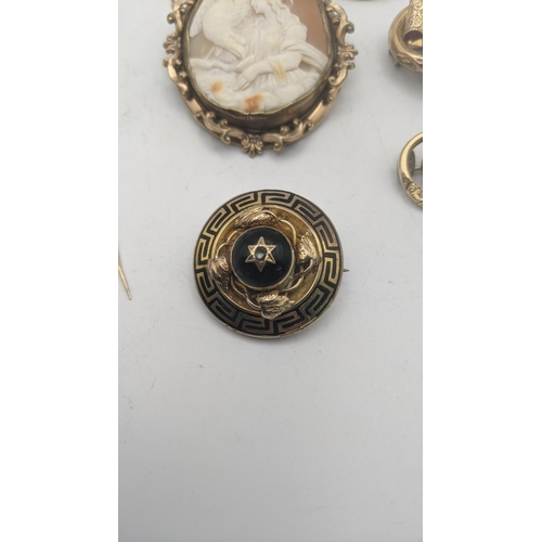 62 - A group of Victorian brooches to include a detective example fashioned as a belt and others together... 