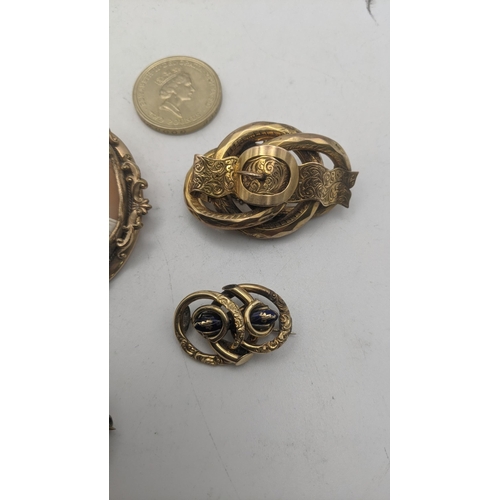 62 - A group of Victorian brooches to include a detective example fashioned as a belt and others together... 