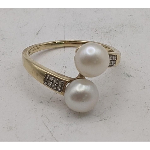 84 - A 9ct gold ring set with two cultured pearls and white topaz, size S, 3.1g, with a certificate of au... 