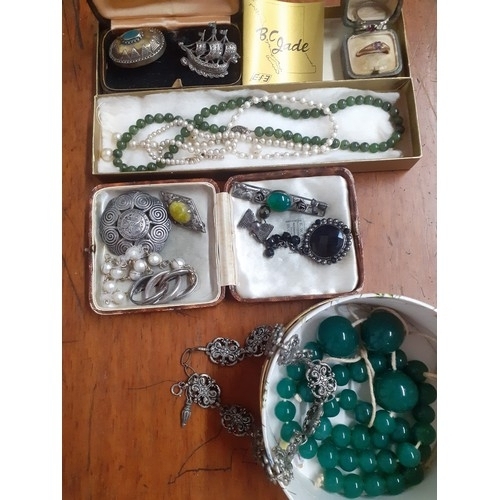 44 - A small quantity of vintage costume jewellery to include a Cariboo jade necklace, a string of jade e... 