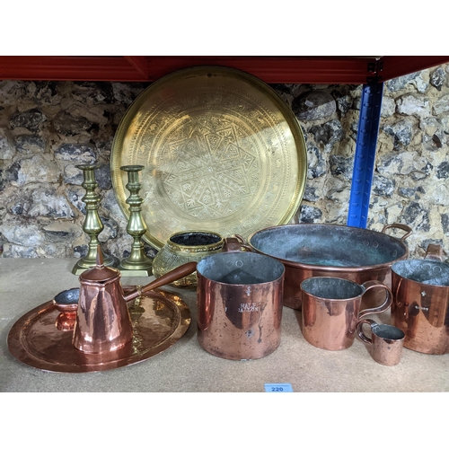 220 - Mixed copper and brassware to include a jam pan, Indian bowl, half gallon, quartz and other measures... 