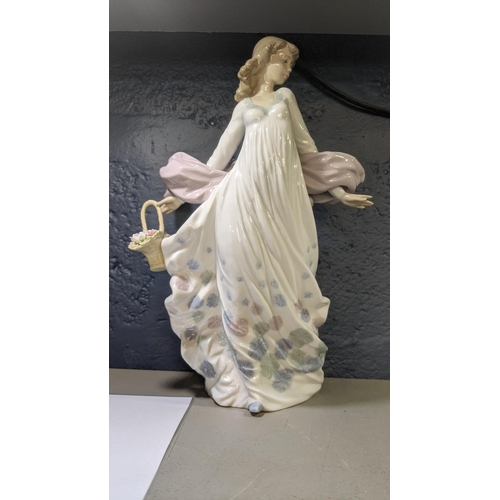 516 - Lladro figures to include Spring Splendor No 5898 and Summer Serenade No 6193, 33cm h
Location: 9:1
... 