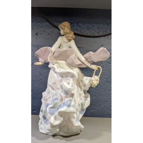 516 - Lladro figures to include Spring Splendor No 5898 and Summer Serenade No 6193, 33cm h
Location: 9:1
... 