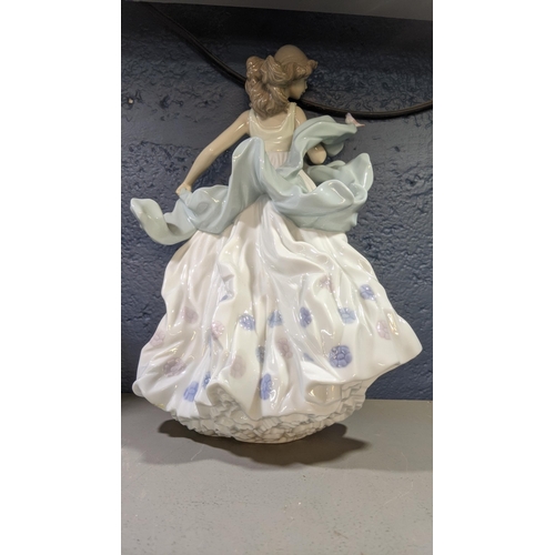 516 - Lladro figures to include Spring Splendor No 5898 and Summer Serenade No 6193, 33cm h
Location: 9:1
... 