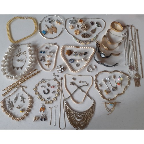 42 - A quantity of vintage costume jewellery and 5 ladies watches to include pin brooches, simulated pear... 