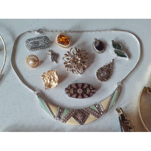 42 - A quantity of vintage costume jewellery and 5 ladies watches to include pin brooches, simulated pear... 