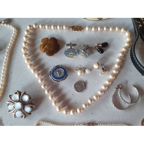 42 - A quantity of vintage costume jewellery and 5 ladies watches to include pin brooches, simulated pear... 