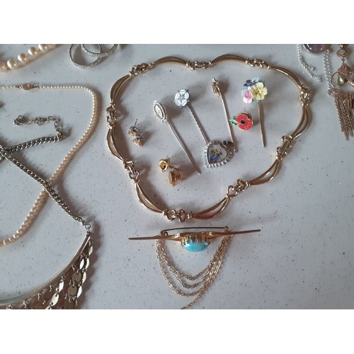 42 - A quantity of vintage costume jewellery and 5 ladies watches to include pin brooches, simulated pear... 