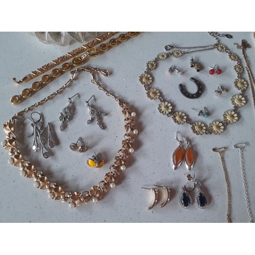 42 - A quantity of vintage costume jewellery and 5 ladies watches to include pin brooches, simulated pear... 