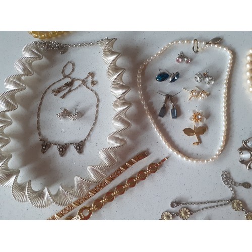 42 - A quantity of vintage costume jewellery and 5 ladies watches to include pin brooches, simulated pear... 