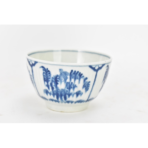 129 - An 18th century Worcester porcelain blue and white tea bowl and saucer in the Immortelle pattern, ci... 