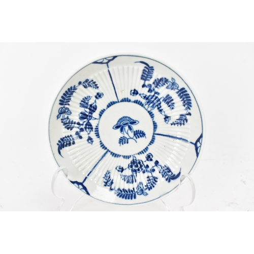 129 - An 18th century Worcester porcelain blue and white tea bowl and saucer in the Immortelle pattern, ci... 