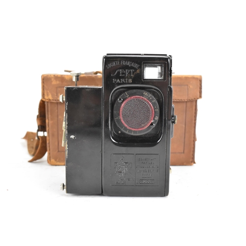 157 - A Debrie Sept Still / Cine Camera, black, numbered 02560 to the body, housed in an original brown le... 