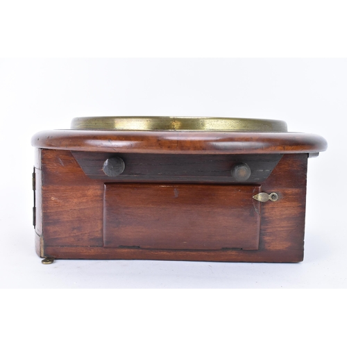 40 - An early 20th century mahogany cased Dent 10