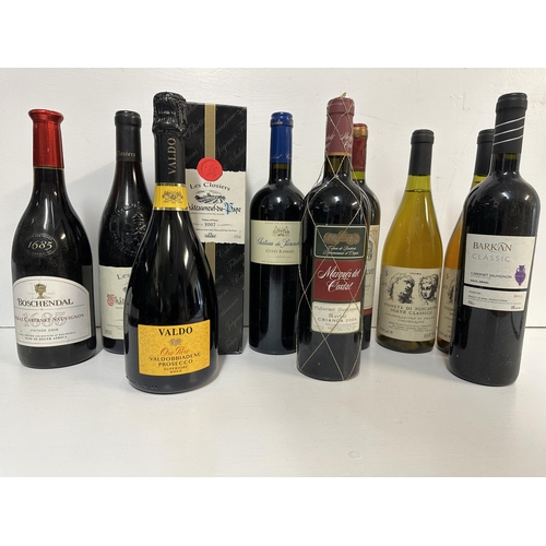 139 - A selection of wines to include Chateauneuf de Pape, 2005, Chateauneuf du Pape 2007, Boschendaae Shi... 