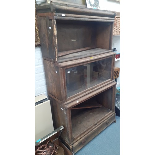 346 - An oak Globe Wernicke A/F having 4 compartments with glass missing to 2 compartments. Location:RWM