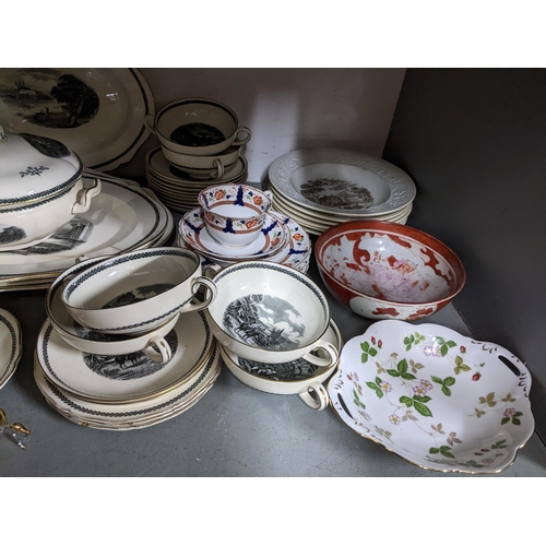 285 - A selection of ceramics and glassware to include a Wedgwood part dinner service decorated with Class... 