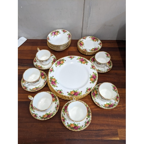 364 - A Royal Albert Old Country Roses pattern tea and dinner service Location:11.4
If there is no conditi... 