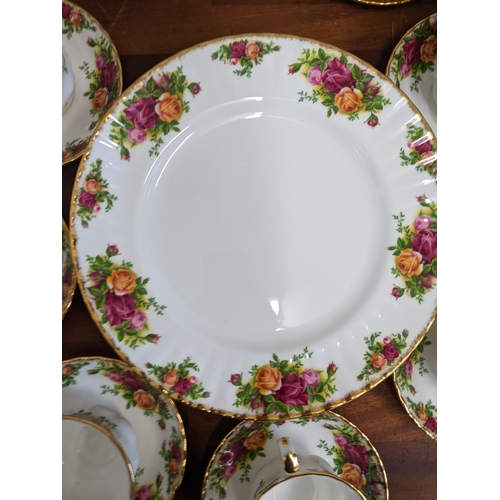 364 - A Royal Albert Old Country Roses pattern tea and dinner service Location:11.4
If there is no conditi... 