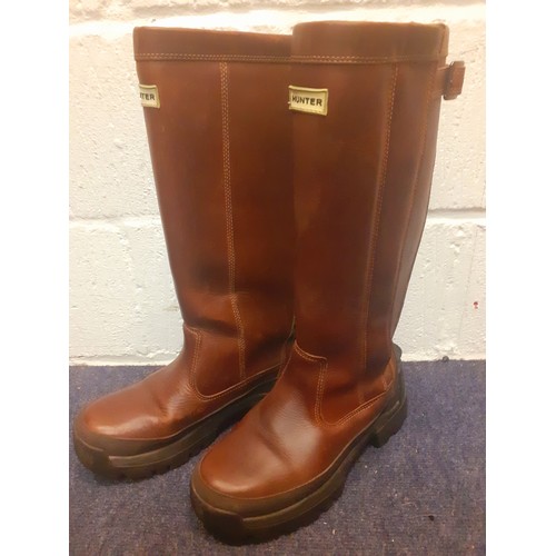 52 - A pair of gents brown leather Hunter boots, size 43/UK size 9, having a press stud and zip side fast... 