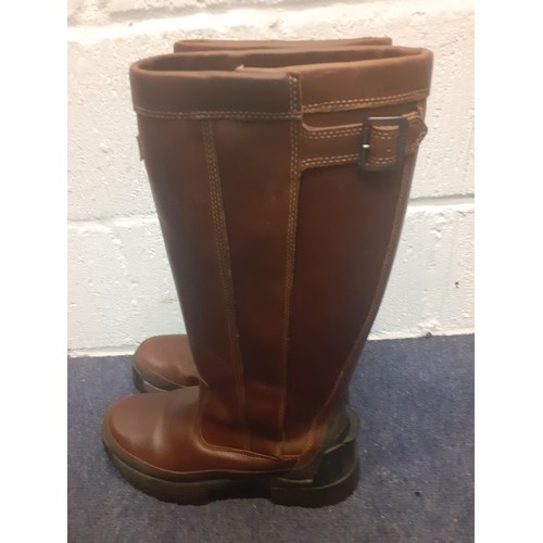 52 - A pair of gents brown leather Hunter boots, size 43/UK size 9, having a press stud and zip side fast... 