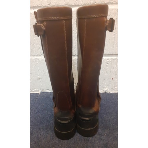 52 - A pair of gents brown leather Hunter boots, size 43/UK size 9, having a press stud and zip side fast... 