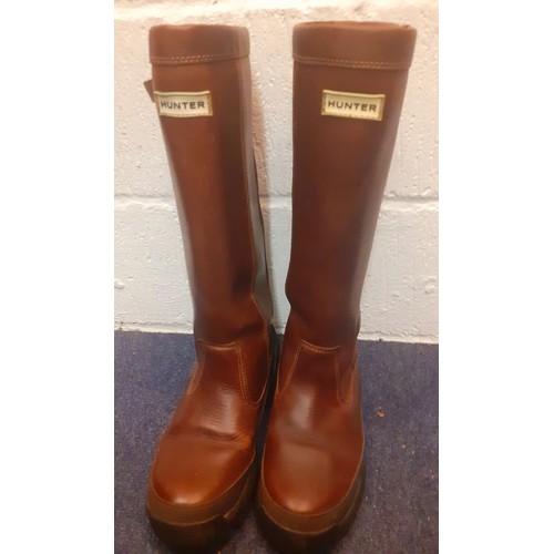 52 - A pair of gents brown leather Hunter boots, size 43/UK size 9, having a press stud and zip side fast... 