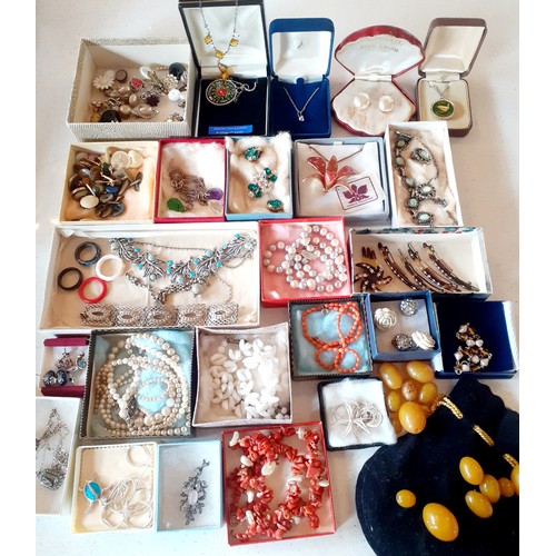 54 - A quantity of vintage costume jewellery to include 2 coral necklaces, shirt studs, mid 20th Century ... 