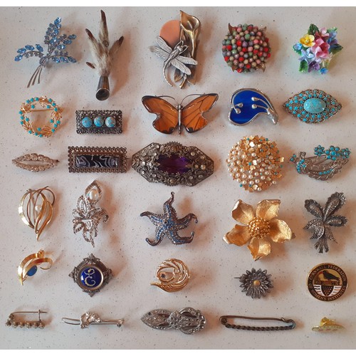 55 - A collection of vintage brooches (3 without rear pins) to include a gold tone and turquoise wreath b... 