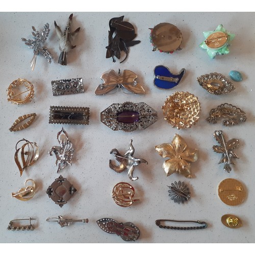 55 - A collection of vintage brooches (3 without rear pins) to include a gold tone and turquoise wreath b... 