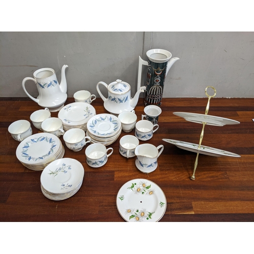 367 - A collection of teaware to include a Sadler Wellington part tea set, a Royal Standard Trend part tea... 