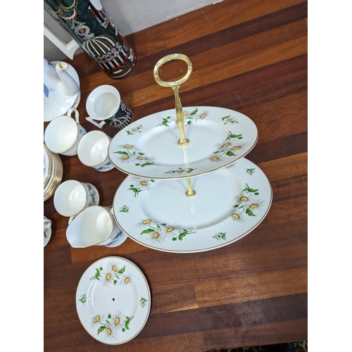 367 - A collection of teaware to include a Sadler Wellington part tea set, a Royal Standard Trend part tea... 