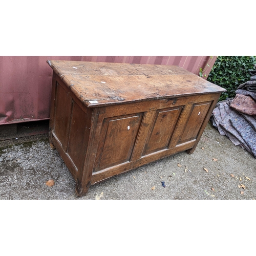 422 - A late 17th/early 18th century oak panelled coffer having a hinged top and on block shaped legs, 63.... 