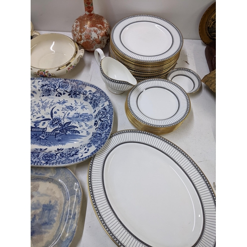 435 - Mixed ceramics to include a Wedgwood Colonnade part dinner set, a Haviland Limoges ceramic decanter,... 