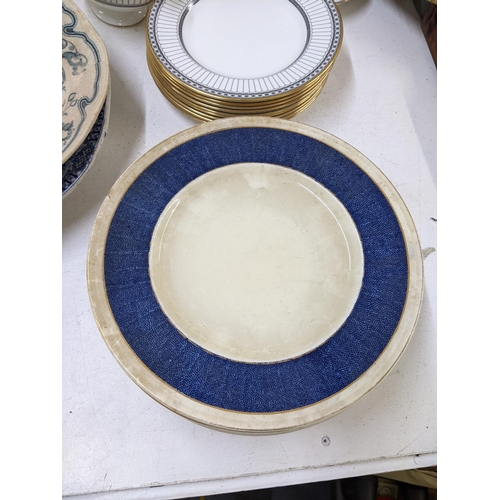 435 - Mixed ceramics to include a Wedgwood Colonnade part dinner set, a Haviland Limoges ceramic decanter,... 