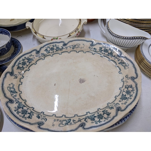 435 - Mixed ceramics to include a Wedgwood Colonnade part dinner set, a Haviland Limoges ceramic decanter,... 